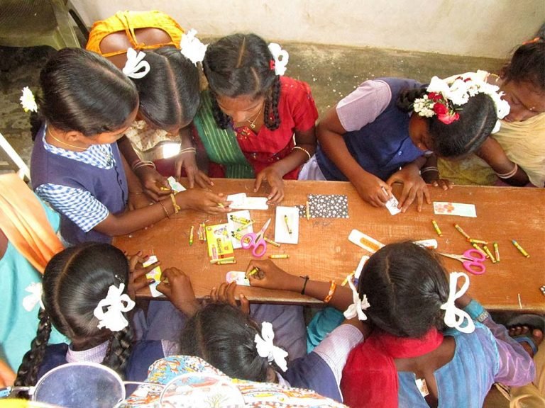 Alumnes de l'escola fent manualitats