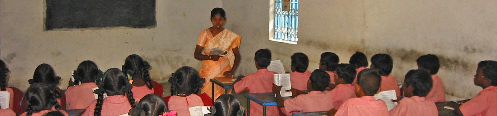 Alumnes a classe de l'Escola Parameswar