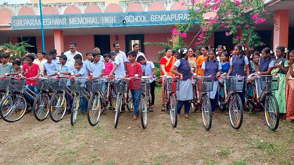 Lliurament bicicletes alumnes Escola Parameswar
